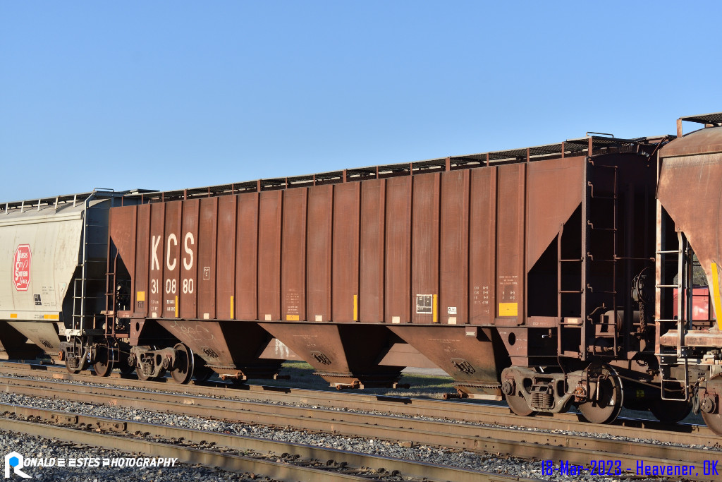 PRN2023030318_499 Kansas City Southern KCS 310880 Hopper Car 60 1" LO C113 3 Bay Covered Ribbed 4750cf BLT/NEW 03-1994